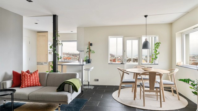 Her har man flott beliggenhet, kun et steinkast fra sentrum, samtidig som at leiligheten ligger tilbaketrukket i en rolig gate