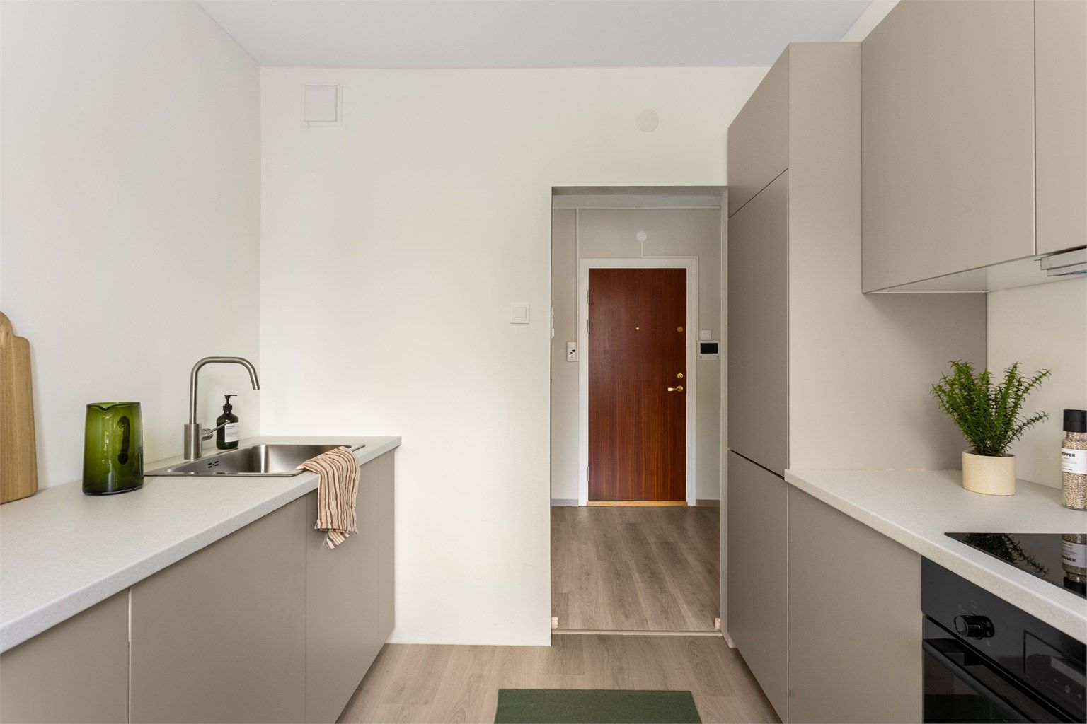 Kjøkkeninnredningen fra IKEA har glatte fronter og rikelig med både skap- og benkeplass.