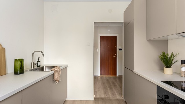 Kjøkkeninnredningen fra IKEA har glatte fronter og rikelig med både skap- og benkeplass.