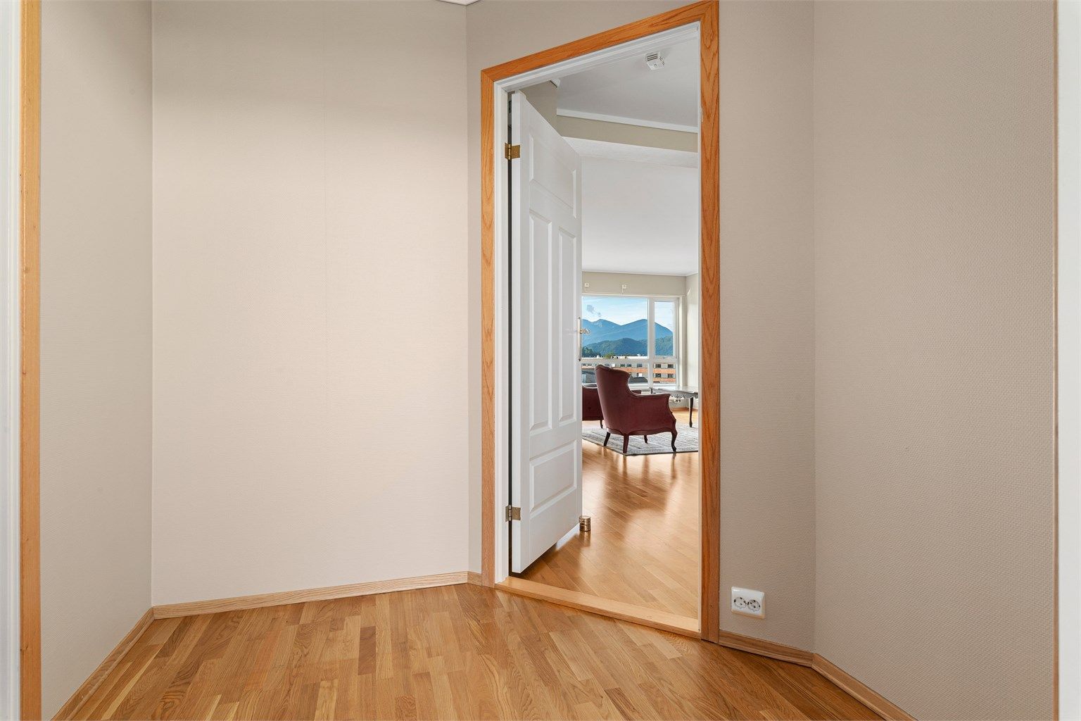 Velkommen inn! Praktisk vindfang med videre tilkomst til bod (venstre) og videre inn i leiligheten