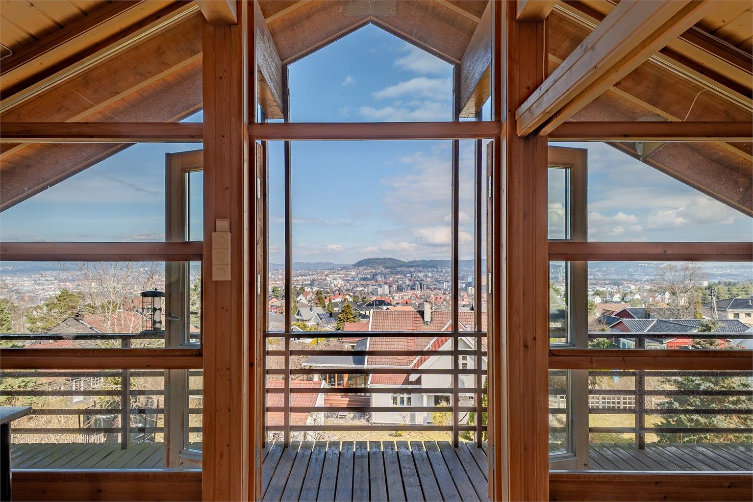 Dette er et flott hus beliggende på en utsiktstomt med panorama over byen!