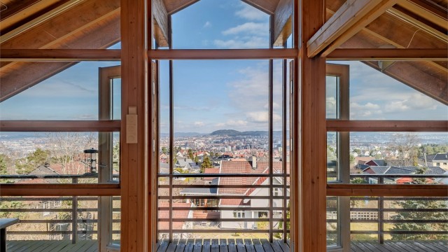 Dette er et flott hus beliggende på en utsiktstomt med panorama over byen!