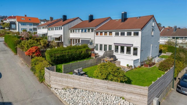 Marie Føreids vei 2A er et fint og innholdsrikt enderekkehus med flott beliggenhet på Våland, like ved SUS, som har blitt oppgradert gjennom årene. Parkering i gate ved huset.