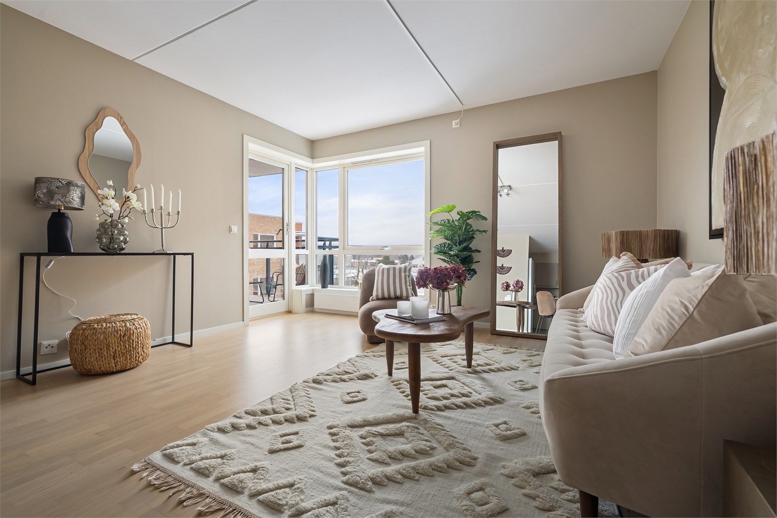 Boligen er fra 2004, oppleves romslig, velholdt og har en svært god intern beliggenhet, med rikelig lysinnslipp og fritt utsyn!