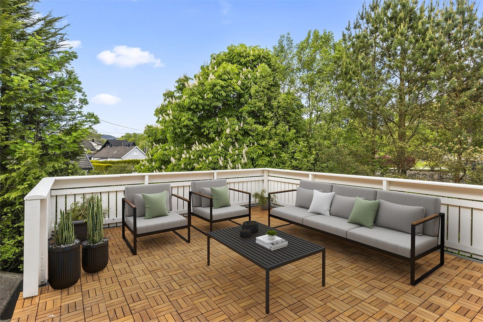 Deilig stor og solrik uteplass på fremsiden av boligen (Digital styling)