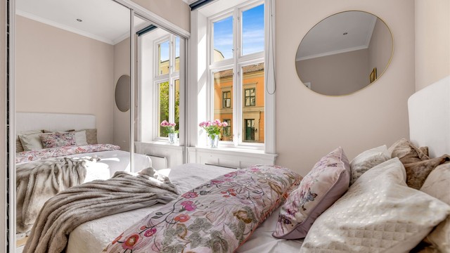 Skyvedørsgarderoben gir rikelig med oppbevaringsplass og et stilrent uttrykk.