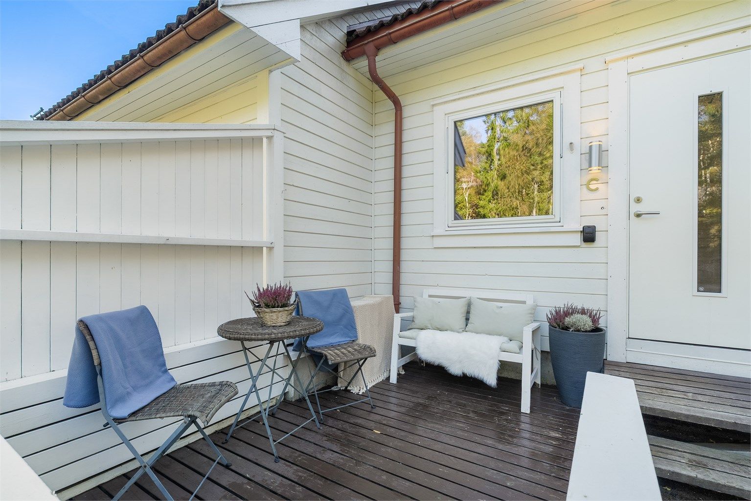 Terrassen byr på god plass til sittegruppe hvor man kan nyte kveldssolen - Leveggen skjermer for vind og gir en lun og behagelig uteplass