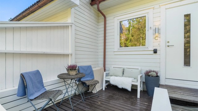 Terrassen byr på god plass til sittegruppe hvor man kan nyte kveldssolen - Leveggen skjermer for vind og gir en lun og behagelig uteplass