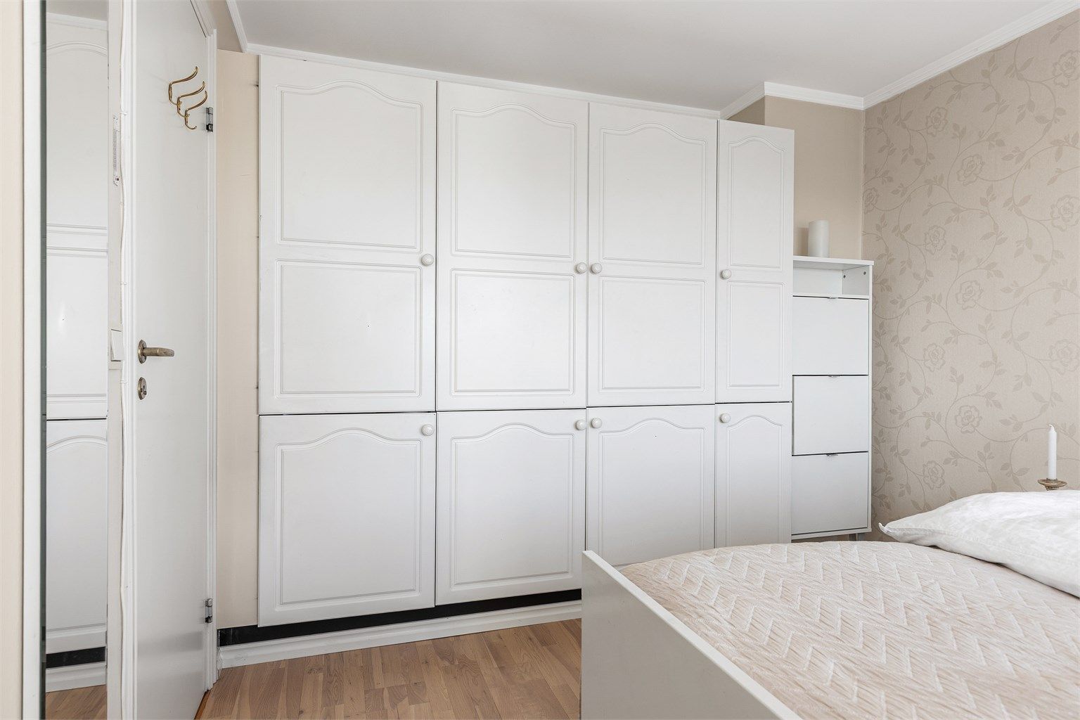 Boligen har 3 soverom. Hovedsoverommet er av god størrelse og har plass til dobbeltseng med nattbord på hver side, samt stort garderobeskap.