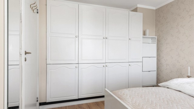 Boligen har 3 soverom. Hovedsoverommet er av god størrelse og har plass til dobbeltseng med nattbord på hver side, samt stort garderobeskap.