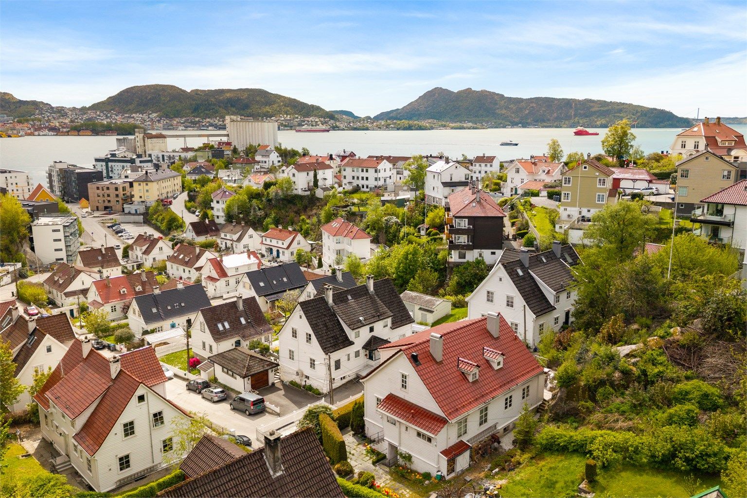 I området er det flere treningssenter og fine turmuligheter som for eksempel Stoltzekleiven og byfjellene. Om sommeren kan man benytte seg av badeplassen Sandviken Sjøbad ved Gamle Bergen.
