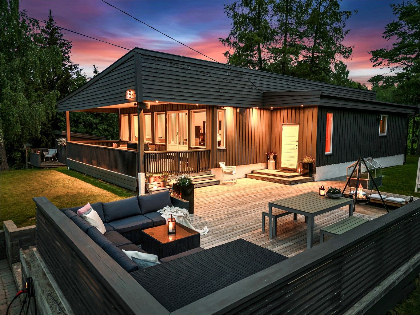 Det er også tilgang til egen hage rundt boligen, perfekt for lek og moro, og som gir en trygg og privat lekeplass for barna.
