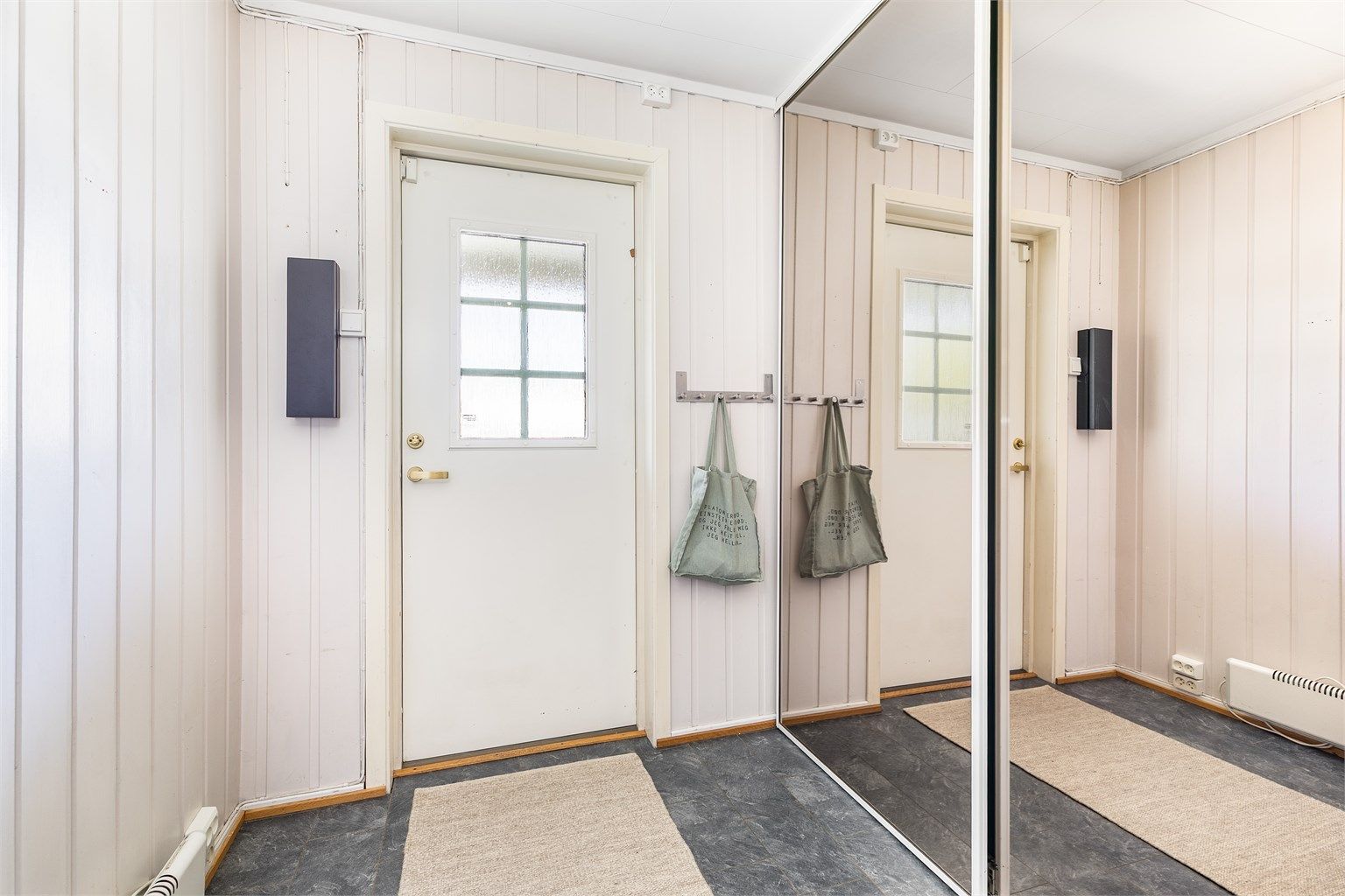 Den romslige entreen ble i likhet med TV-stuen tilbygget i 1991.