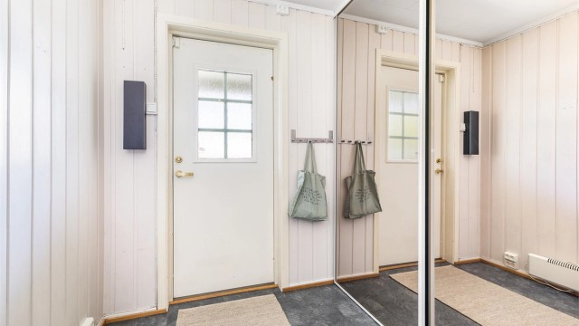 Den romslige entreen ble i likhet med TV-stuen tilbygget i 1991.