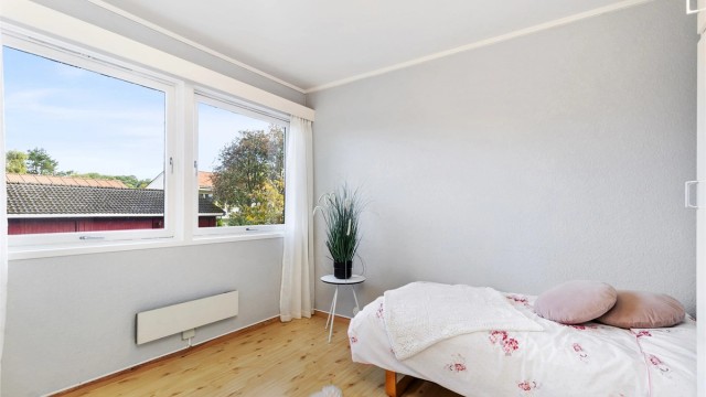 Gode vindusflater gir rikelig med naturlig dagslys til soverommet.