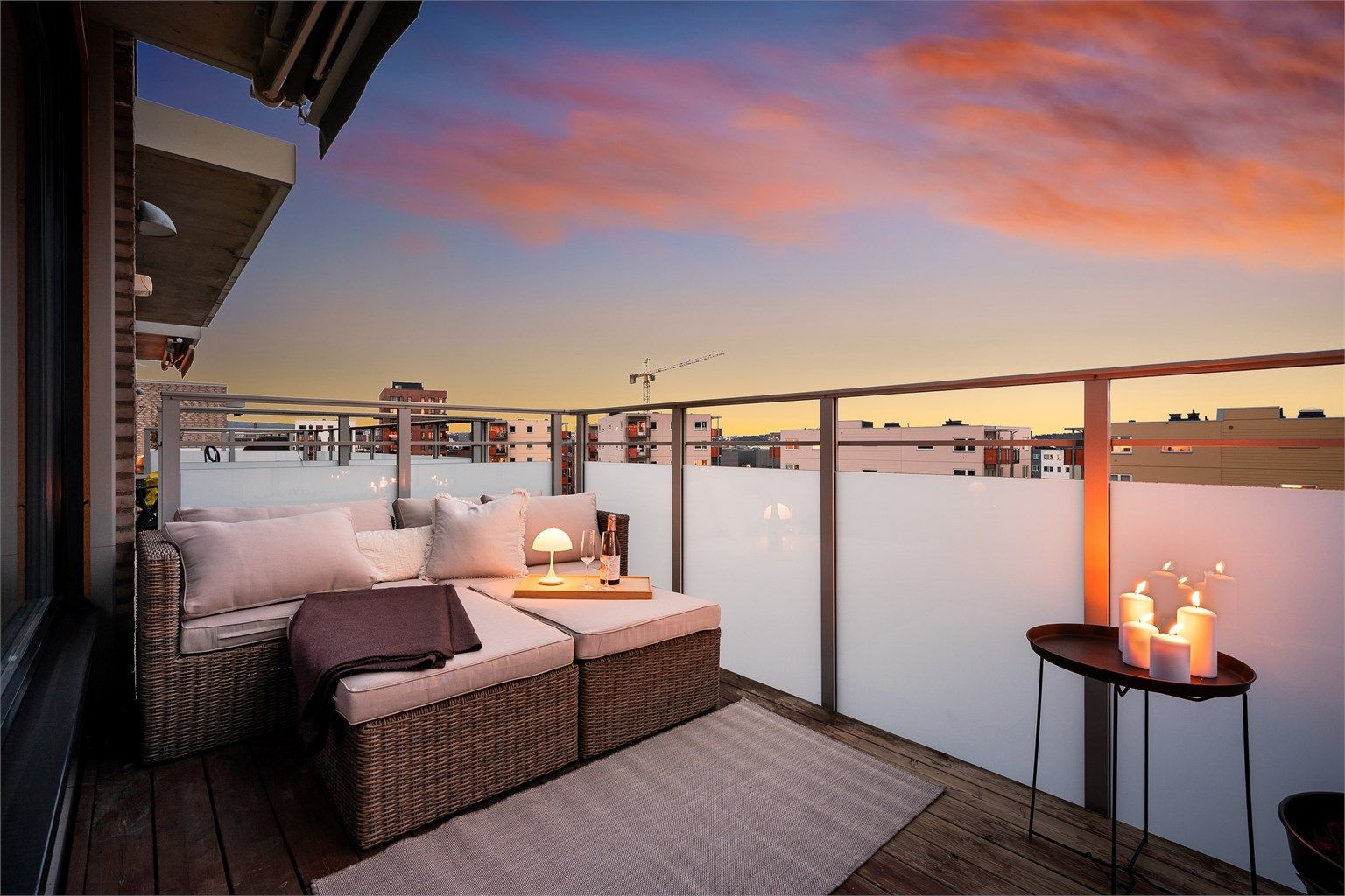 Balkong med sol hele dagen og luftig utsikt helt opp til Holmenkollen