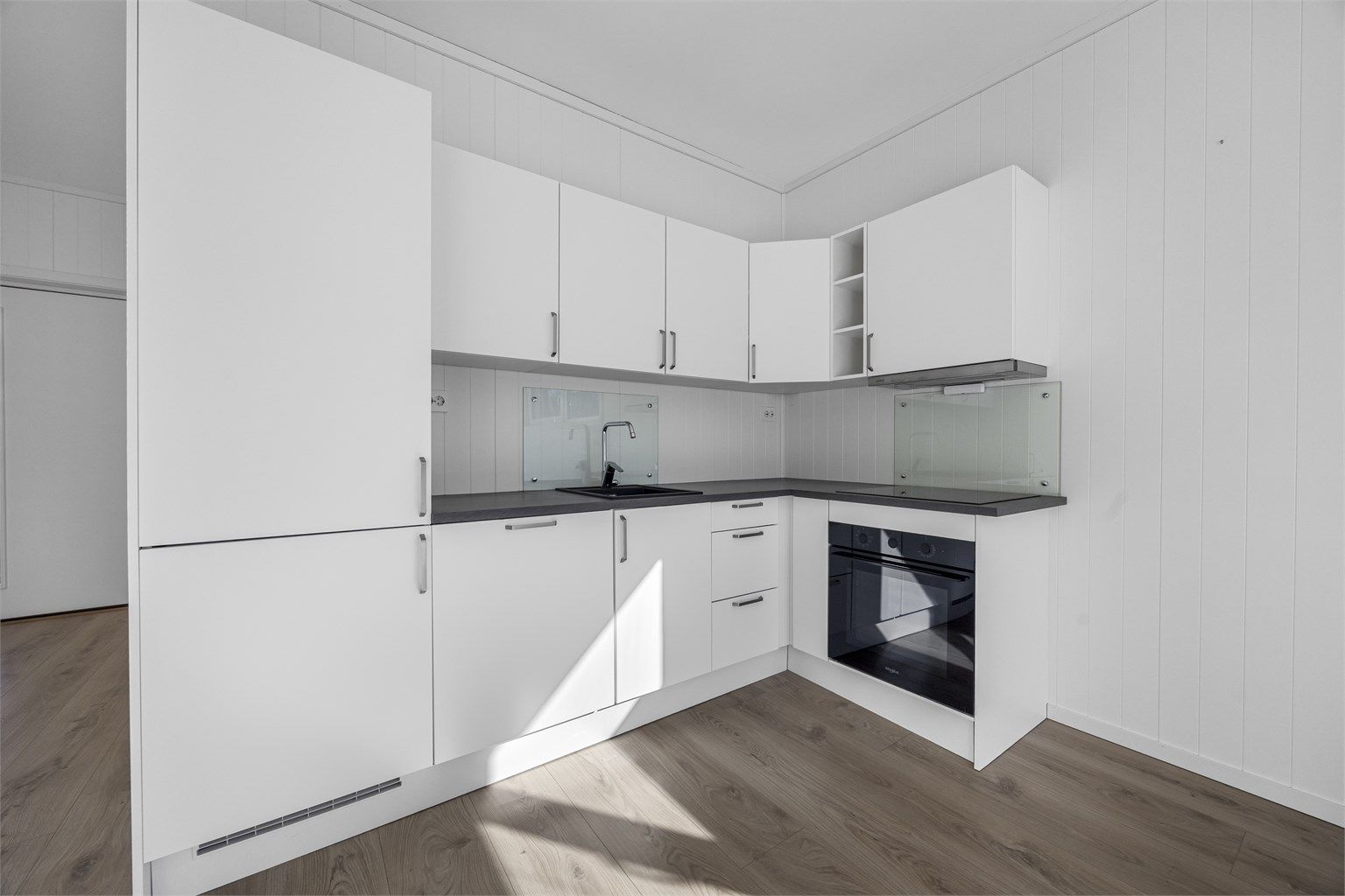 Kjøkkenet er utstyrt med komfyrvakt og en kjøkkenventilator med kullfilter.