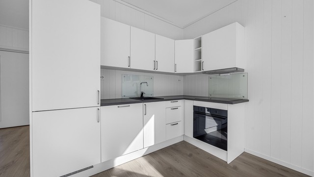 Kjøkkenet er utstyrt med komfyrvakt og en kjøkkenventilator med kullfilter.