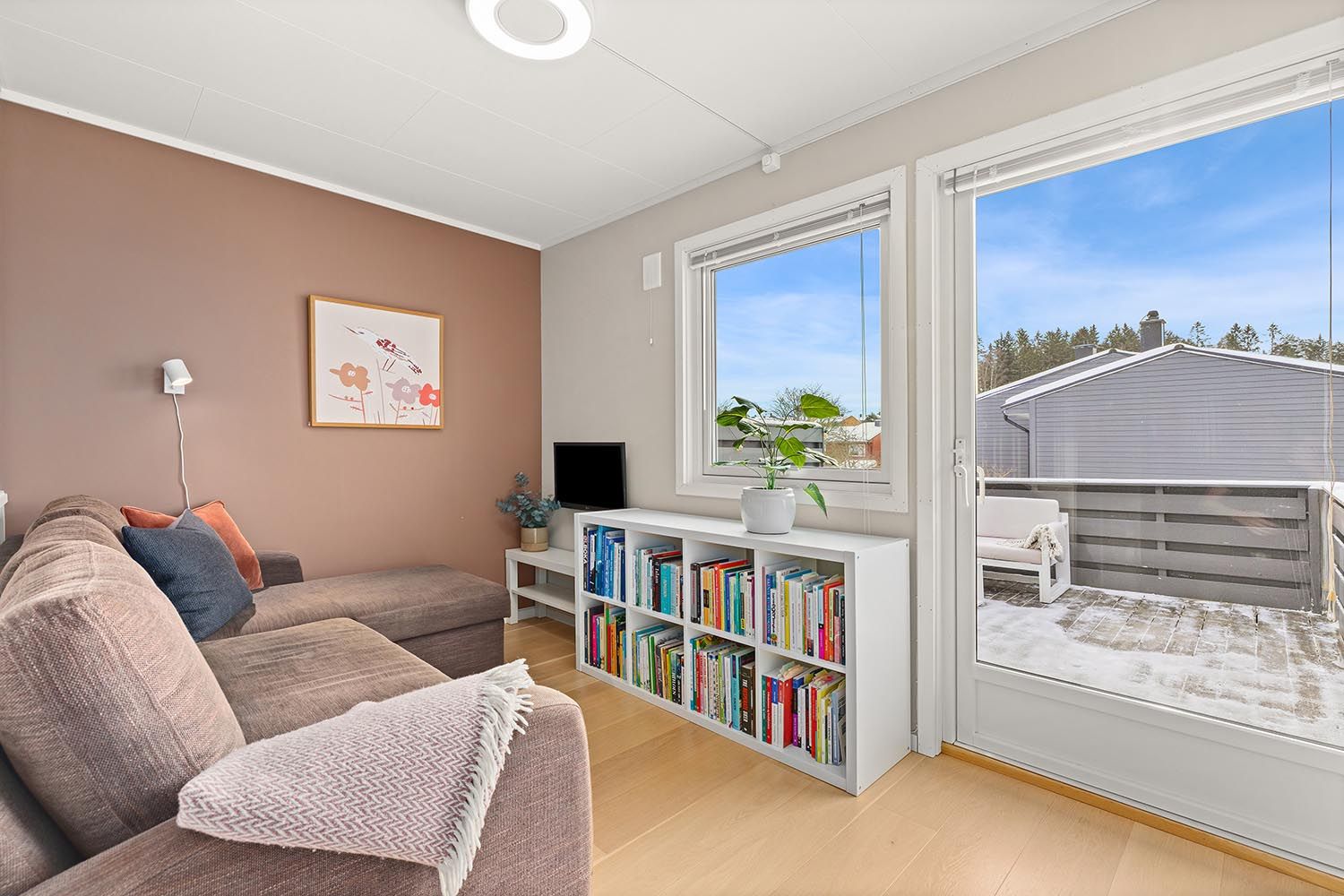 Fra TV-stuen er det utgang til en romslig veranda på 15 m².