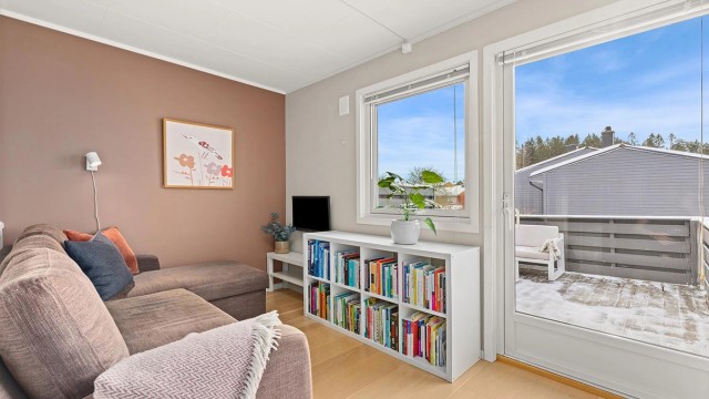 Fra TV-stuen er det utgang til en romslig veranda på 15 m².