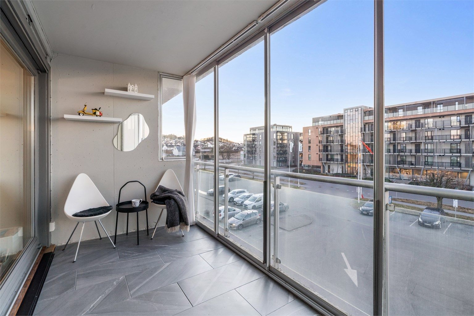 De skyvbare glassfeltene gjør balkongen til et anvendelig uterom store deler av året.