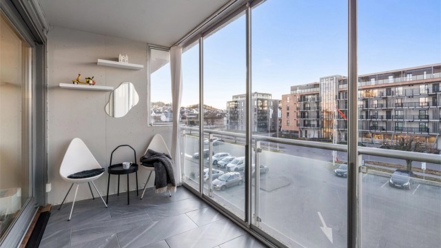 De skyvbare glassfeltene gjør balkongen til et anvendelig uterom store deler av året.