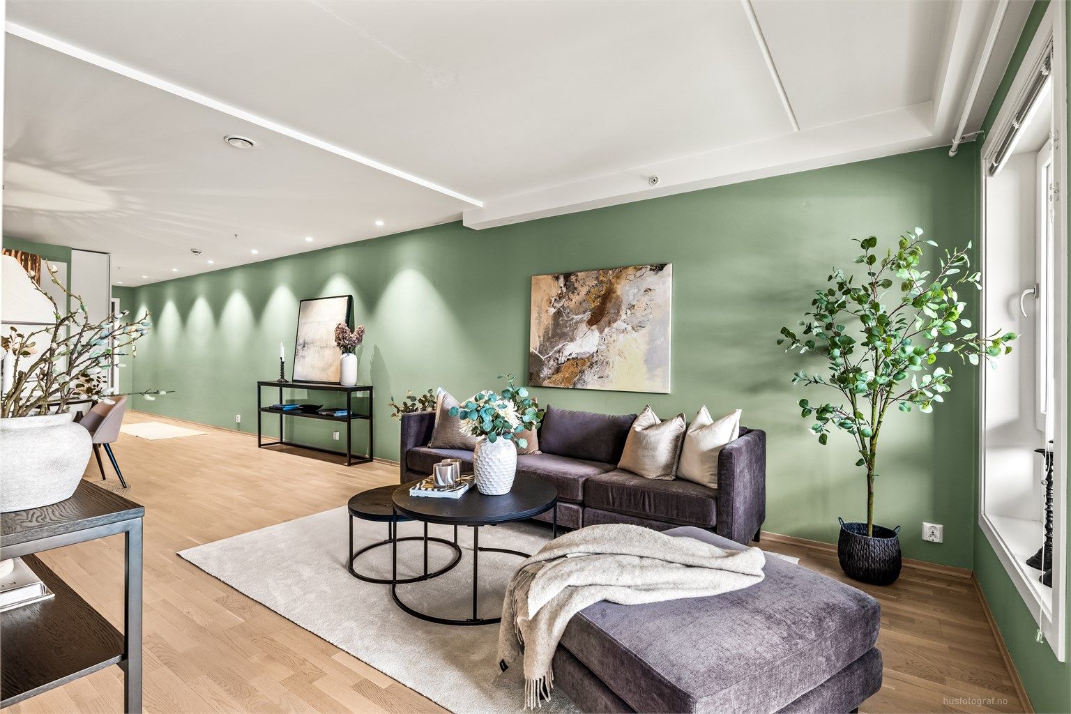 Gjennomgående parkett på gulv og malte veggflater gir et helhetlig inntrykk.