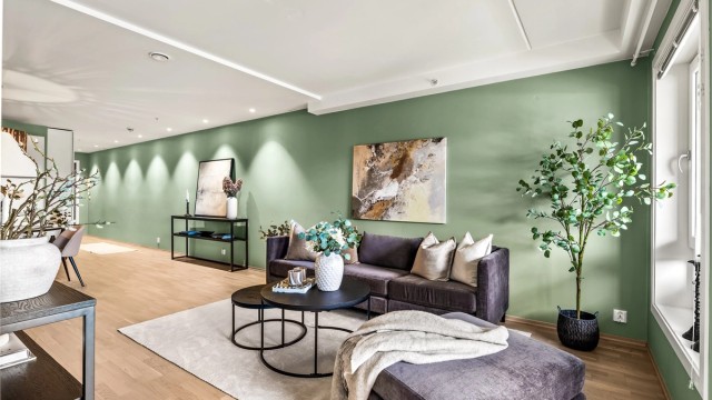 Gjennomgående parkett på gulv og malte veggflater gir et helhetlig inntrykk.