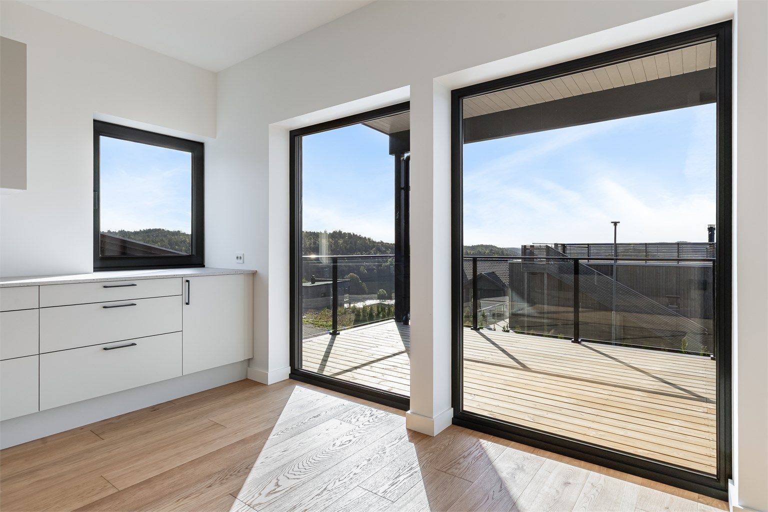 Luftig og fin beliggenhet med nærhet til sentrum og sjøen.