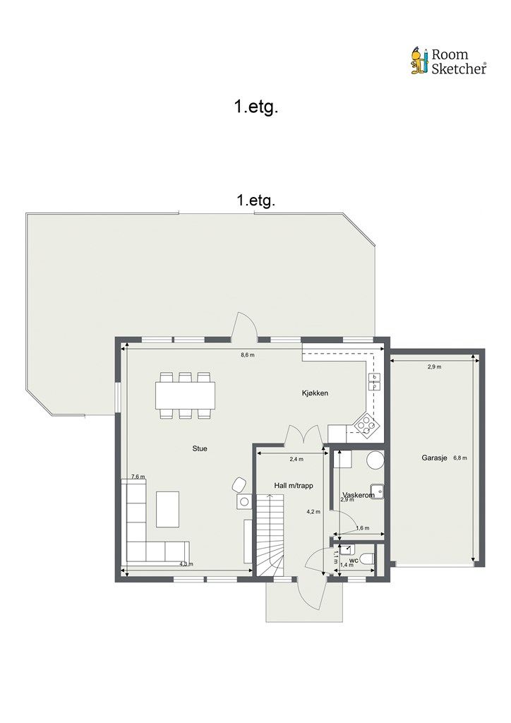 Første etasje har en sosial planløsning som samler kjøkken og stue, i tillegg til hall, vaskerom og toalettrom.