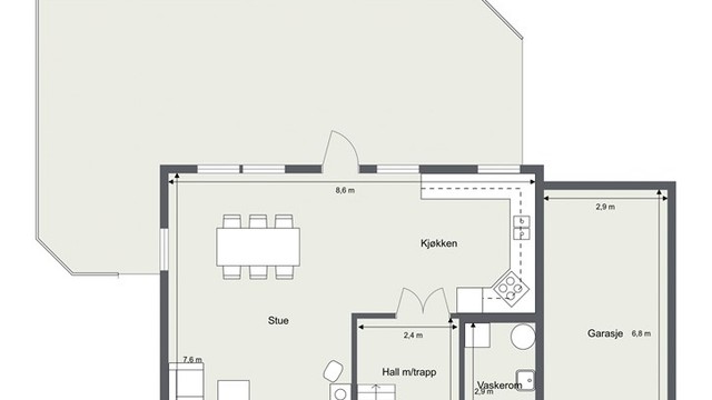 Første etasje har en sosial planløsning som samler kjøkken og stue, i tillegg til hall, vaskerom og toalettrom.
