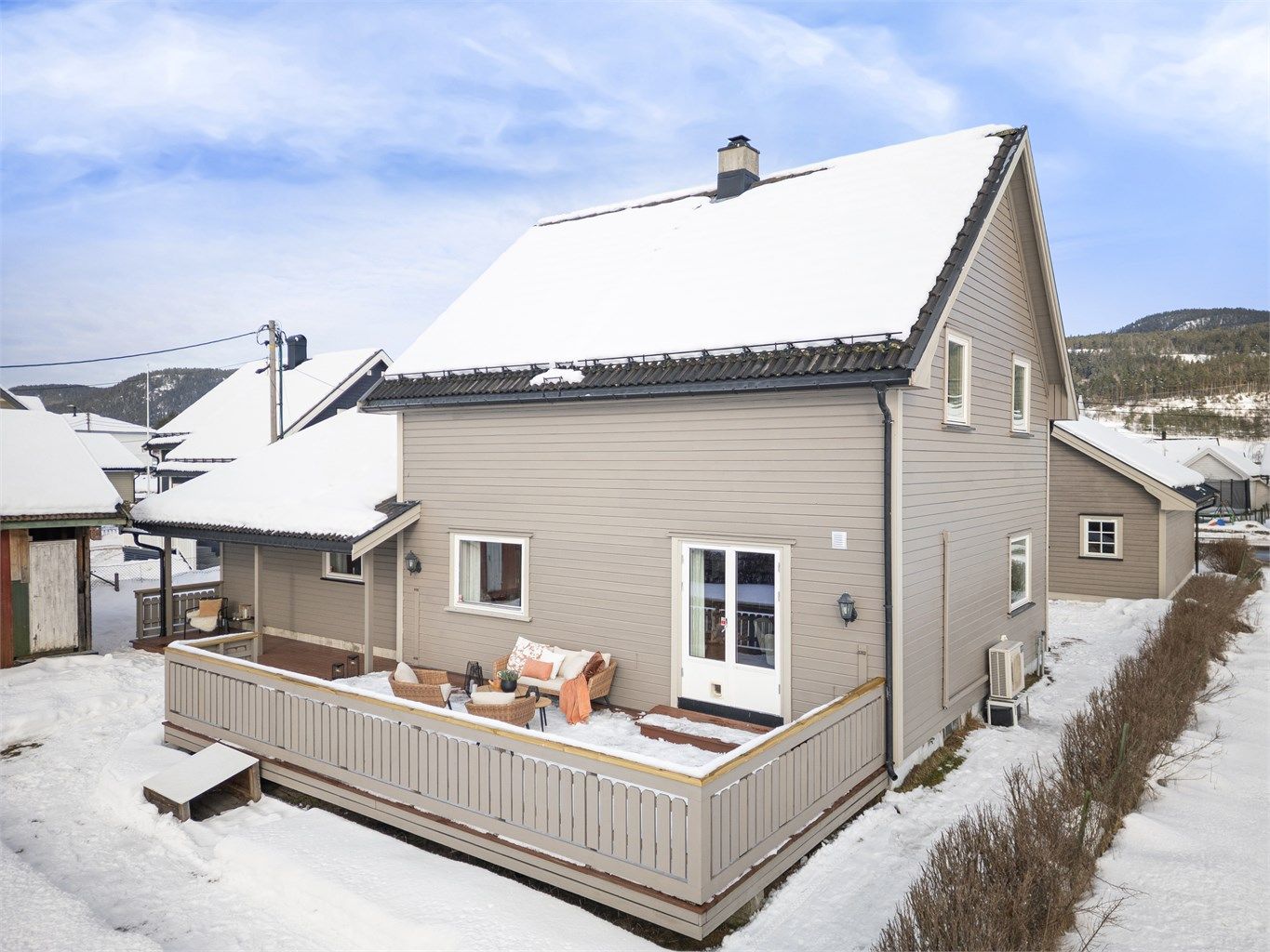 Solrik og skjermet hage. Fin uteplass på terrasse på ca. 44 kvm med god plass til utemøbler