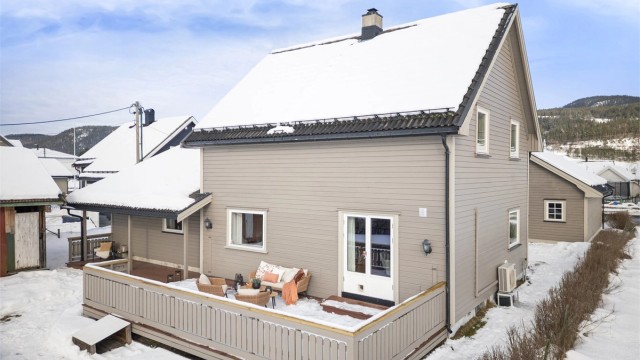 Solrik og skjermet hage. Fin uteplass på terrasse på ca. 44 kvm med god plass til utemøbler