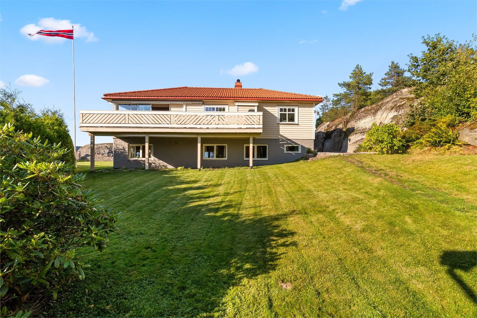  Tomten grenser til skog og natur, og det er ikke uvanlig å våkne opp til besøk av rådyr i hagen.