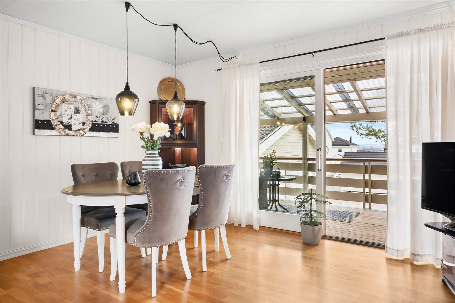 Spisestuen har direkte utgang til en overbygget terrasse på 12 m².