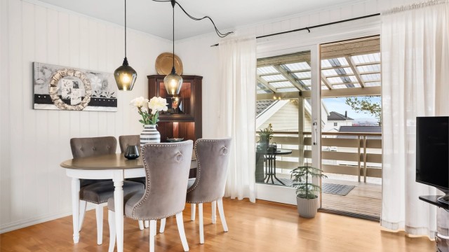 Spisestuen har direkte utgang til en overbygget terrasse på 12 m².