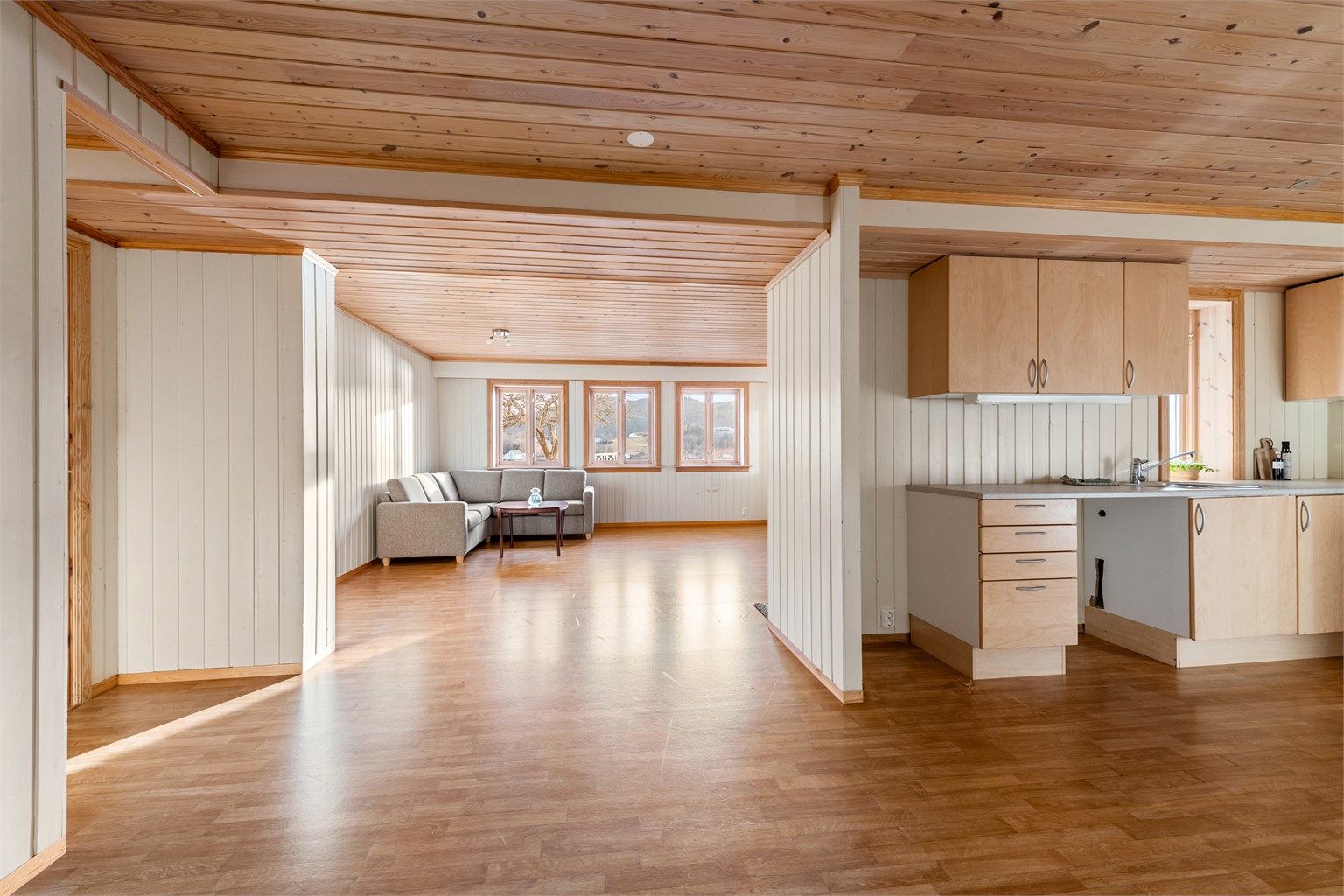 Det er åpen men likelvel skjermet løsning mellomo stue/kjøkken i underetasjen  (ikke byggemeldt og godkjent innredet)