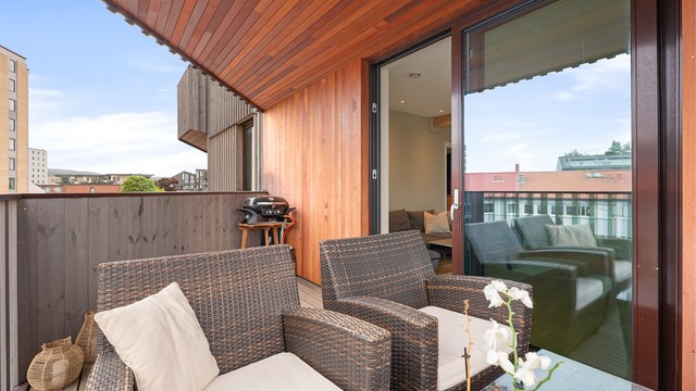 Uteplass med lov til å grille med gassgrill, det er utelys og stikkontakt