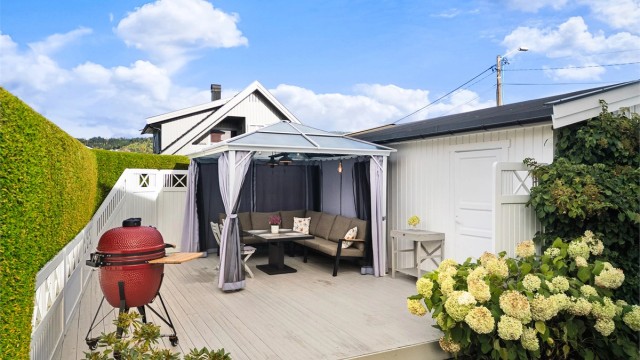 Fin uteplass på terrasseplatting på 31 kvm med god plass til utemøbler. Paviljong på terrassen medfølger ikke eiendommen