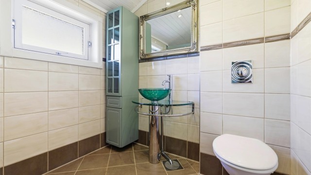 Badet i andre etasje har flislagt gulv med varmekabler. Pusset opp i 2014.