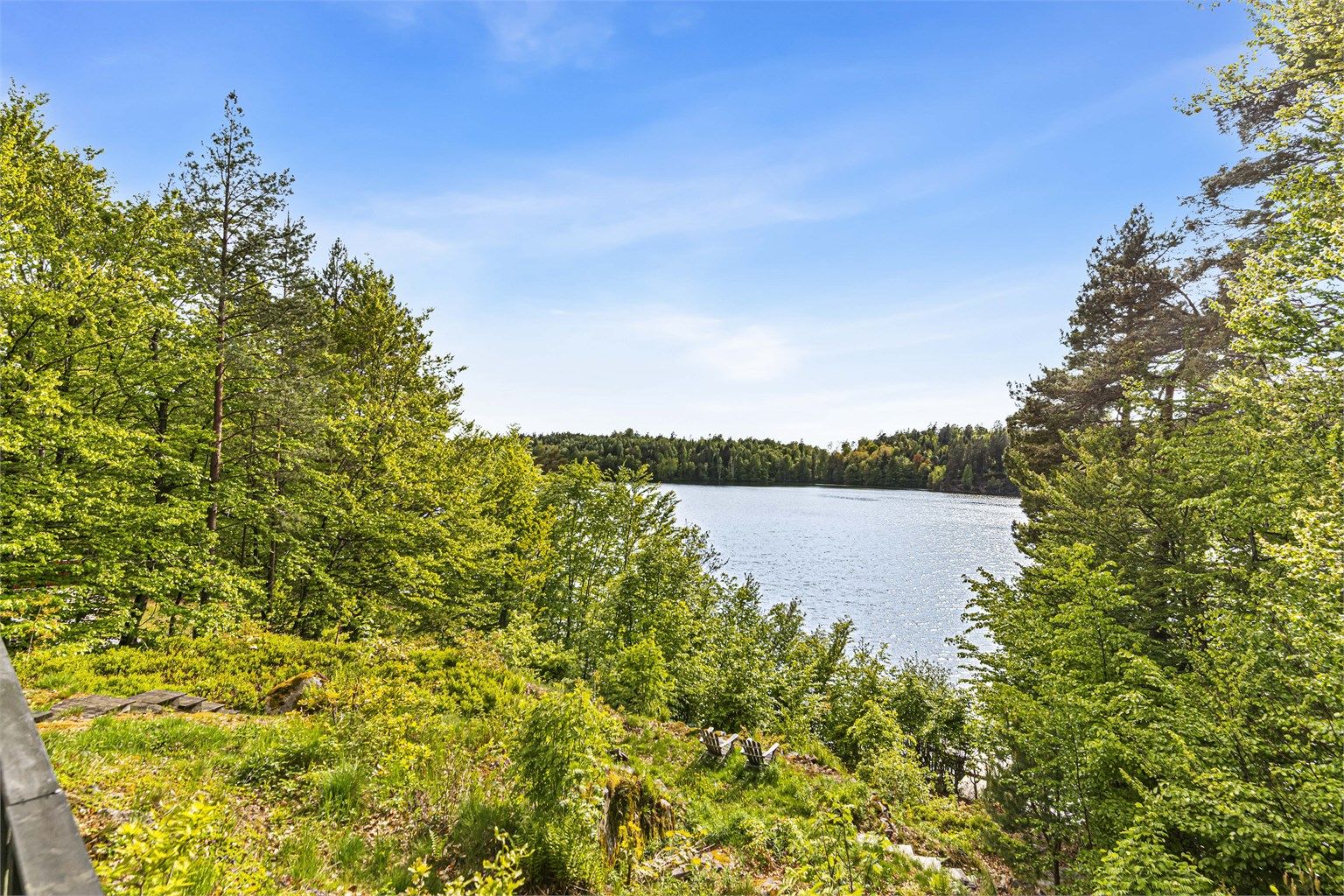 Her får du sikret deg en høy og fri beliggenhet med flott utsikt over Grorødvannet.