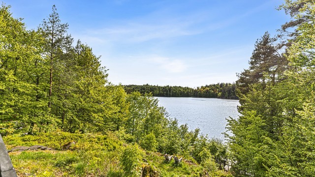 Her får du sikret deg en høy og fri beliggenhet med flott utsikt over Grorødvannet.