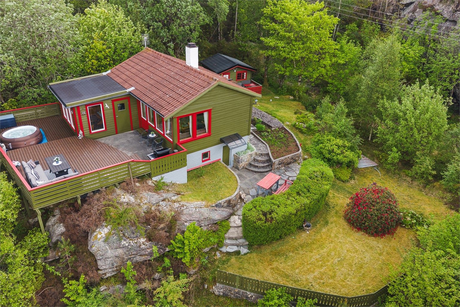 Eiendommen har en stor terrasse på 41 m² og en pent opparbeidet, usjenert hage med boltreplass for store og små.