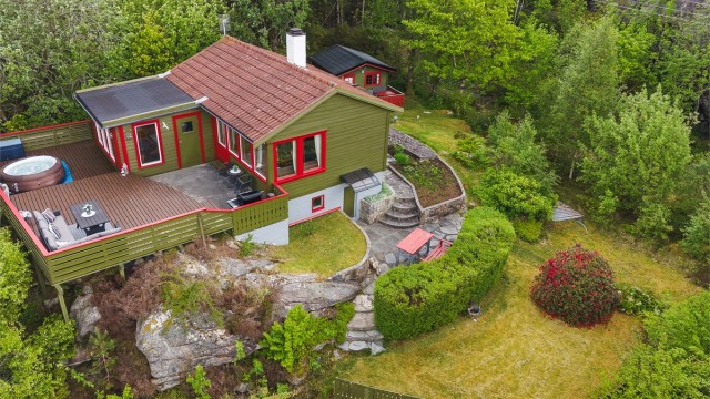 Eiendommen har en stor terrasse på 41 m² og en pent opparbeidet, usjenert hage med boltreplass for store og små.