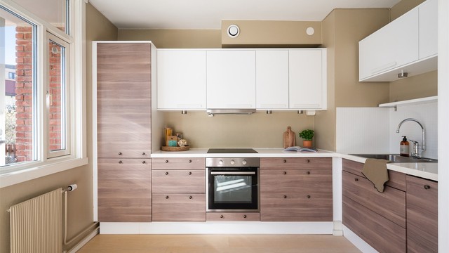 Kjøkkenet har rikelig med skap- og benkeplass. Innredningen fra Ikea har skapdører i glatte fronter og laminat benkeplate.