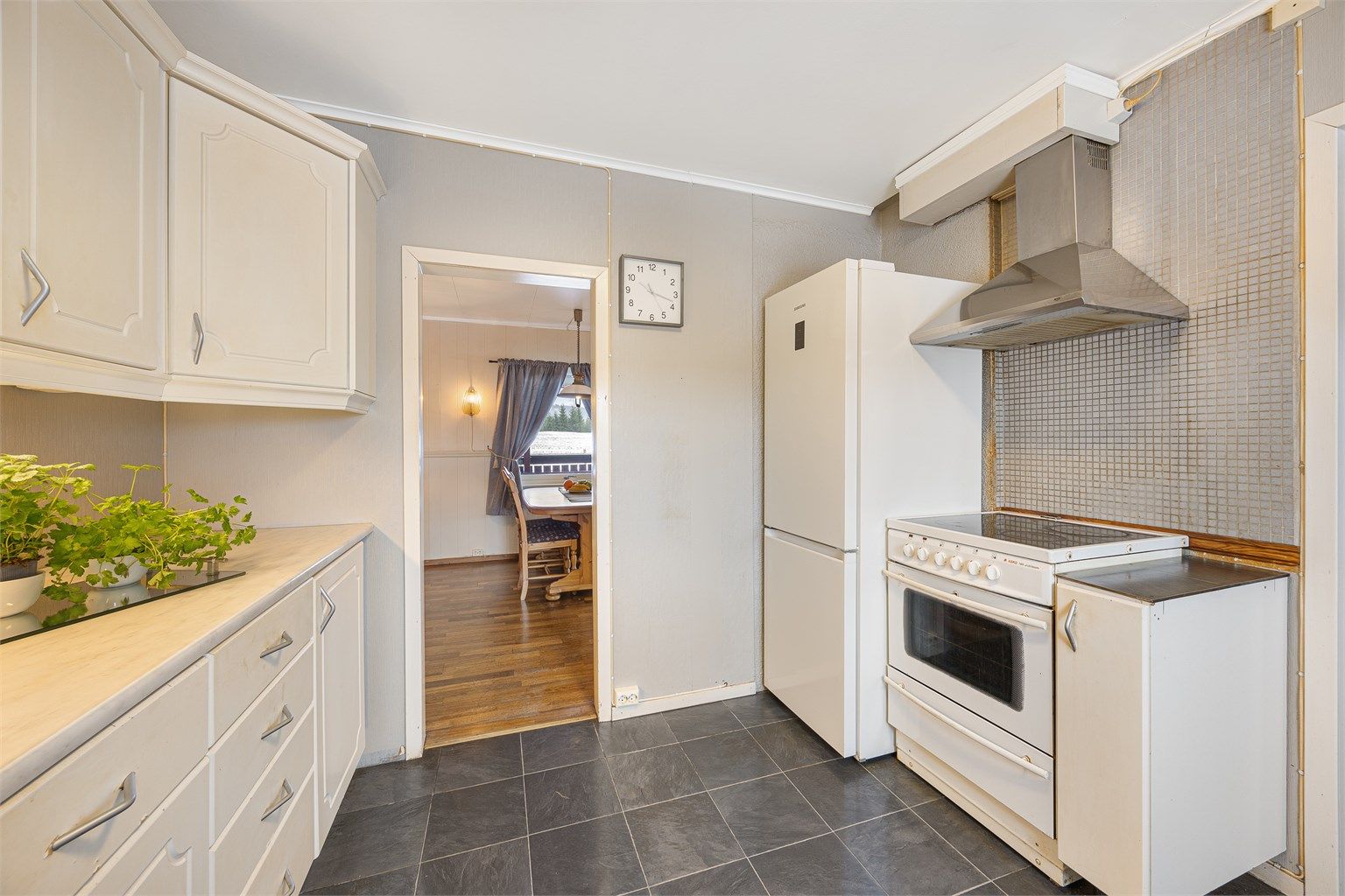 Kjøkkenet er utstyrt med frittstående hvitevarer, og kjøleskap medfølger handelen.