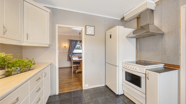 Kjøkkenet er utstyrt med frittstående hvitevarer, og kjøleskap medfølger handelen.