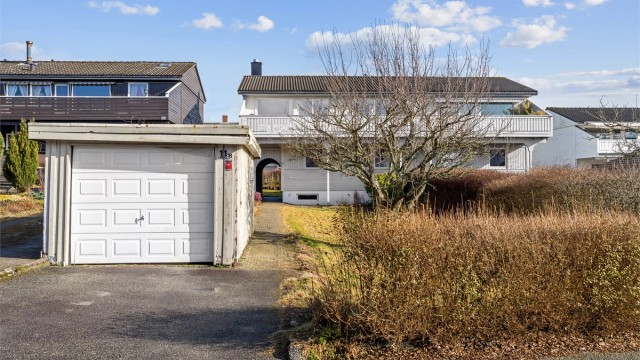 Egen garasje på 18 m² og en skjermet, solrik hage.