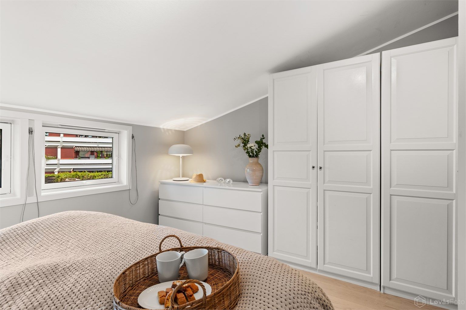 Soverommet har godt med garderobeskap, i tillegg til eget walk-in-closet