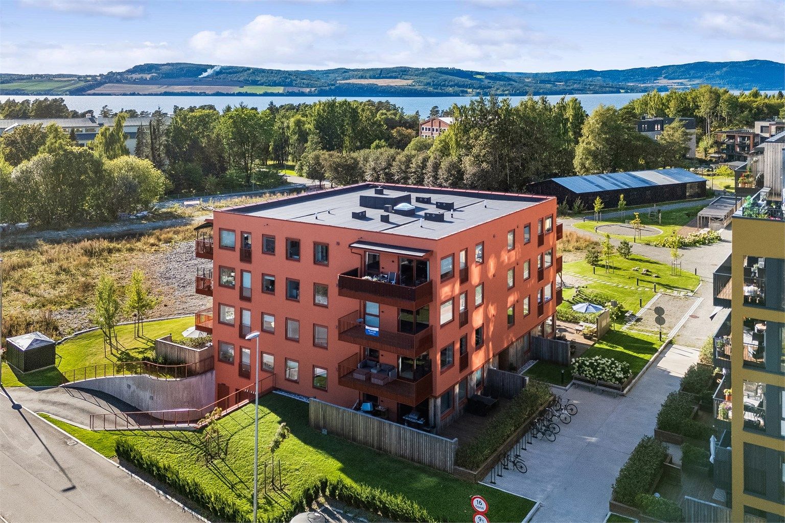 Rolig beliggenhet med kort veg til nærbutikker, bussholdeplass og store friarealer langs Mjøsa. Beliggende hjørnet i 2. et. 